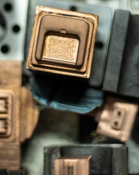 電鍍、冶金、採金、薰蒸——這些行業的工作者每天和氰化物打交道。這篇整理氰化物的職業暴露途徑、慢性中毒徵兆與防護觀念,給從業者與家屬一份實用的自保指南。